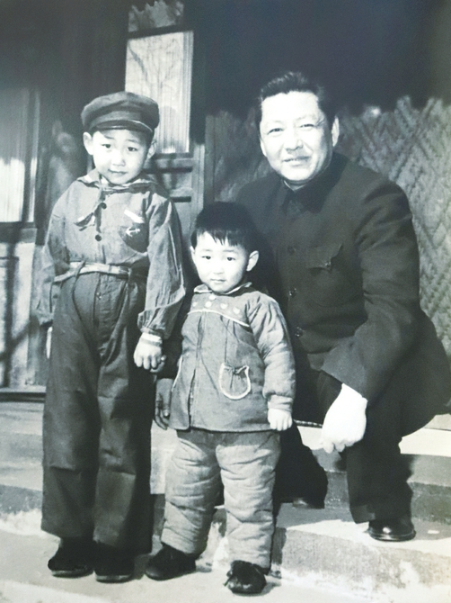1958年，習仲勛和習近平（中)。新華網