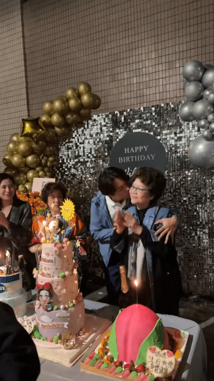 众人唱毕生日歌，陈伟霆即向妈妈献吻。