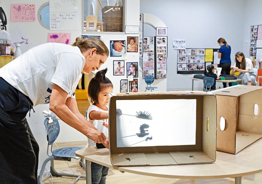 耀中老師會細心觀察學生的興趣,再悉心設計以小朋友的興趣為主導的學習計劃,讓孩子從遊戲中學習。