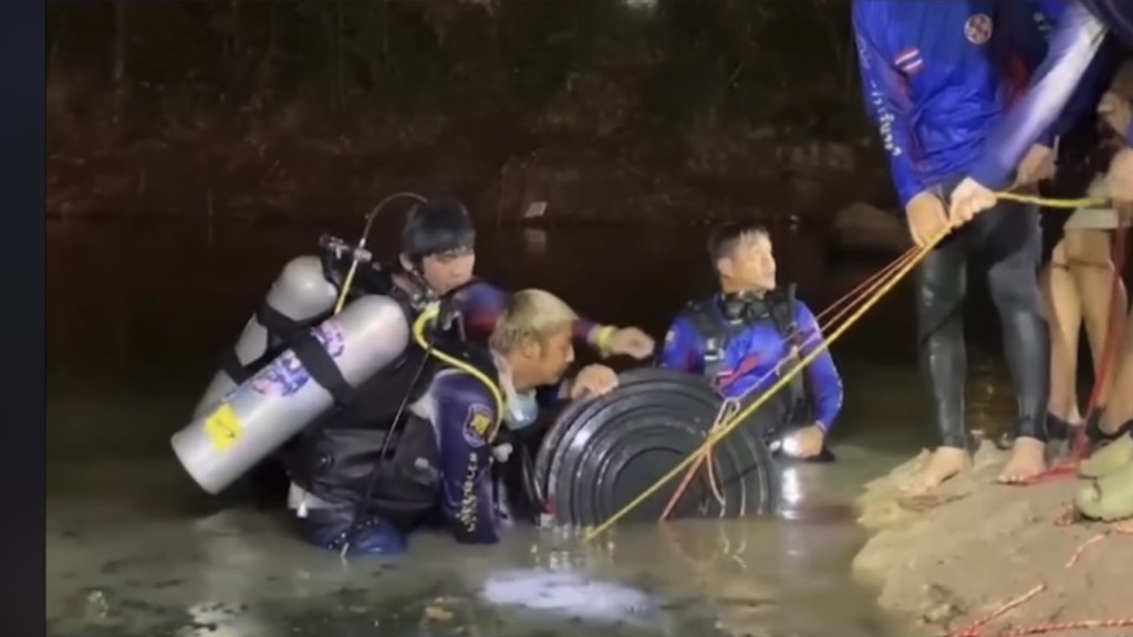 潜水员捞出藏尸胶桶。 网上图片