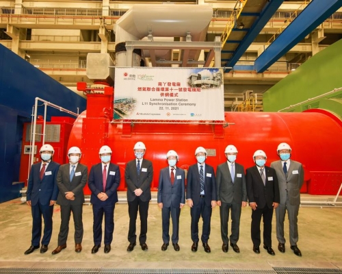 尹志田與嘉賓在併網儀式前,實地參觀L11 天然氣發電機組。