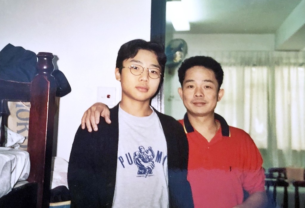 殉職警長戴財(右)與兒子戴俊霆。被訪者提供