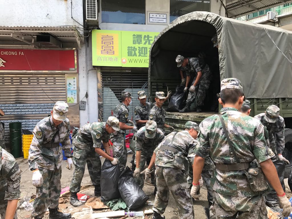 駐澳解放軍助救災。