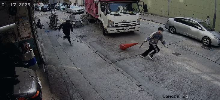 兇徒逃走時撞跌雪糕筒。讀者提供片段