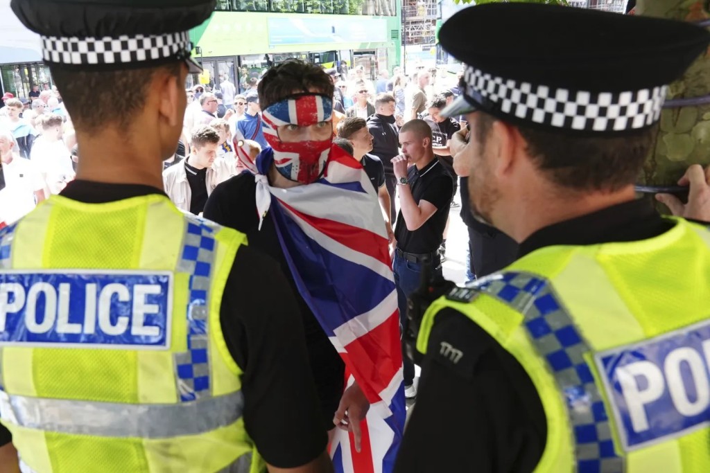 英國多地極右分子騷亂，中國駐英國使領館提醒中國公民及遊客切實注意安全。美聯社