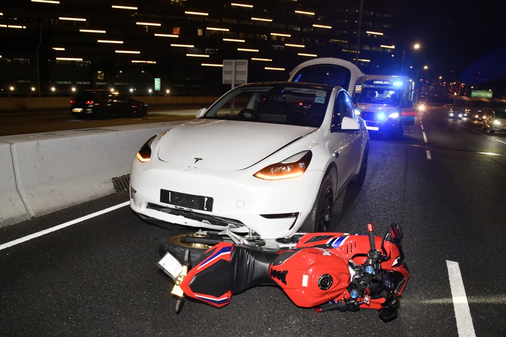 一輛電單車被從後駛至的白色Tesla私家車撞到。徐裕民攝 一輛電單車被從後駛至的白色Tesla私家車撞到。徐裕民攝
