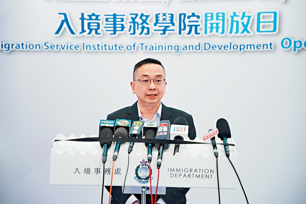 郭俊峯料年中屬高才通續簽高峰期,將靈活調配人手核實申請人學歷。