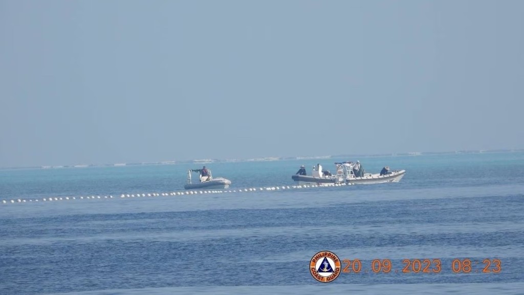 菲律賓指責中國在南海設浮動障礙物,阻菲漁船捕魚。路透社
