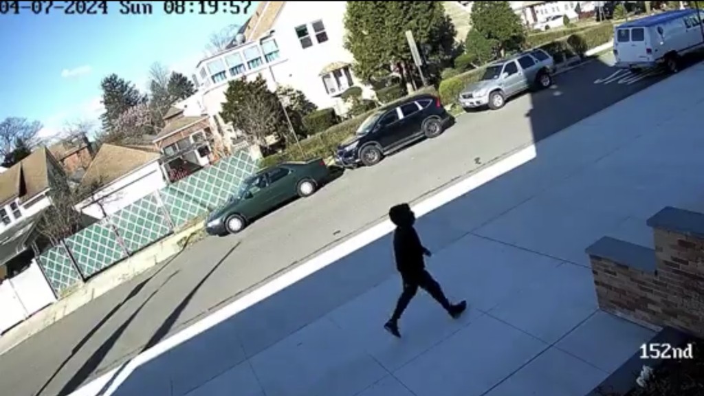 監控錄像拍下少年事發前數分鐘快步走向教堂。