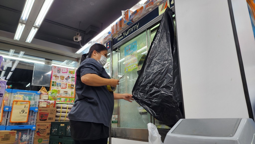 職員用黑色膠袋將受損凍櫃門遮蓋。黃文威攝
