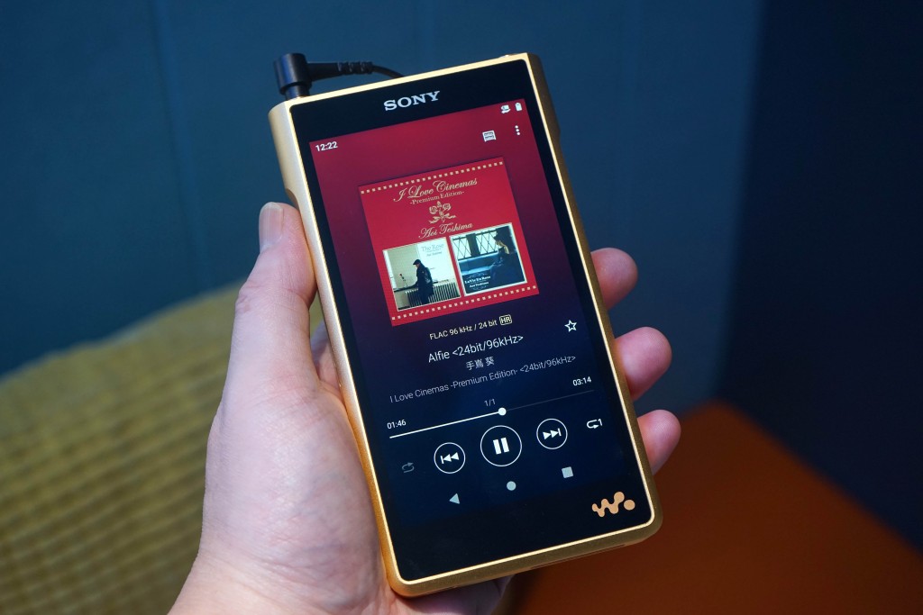 新一代「金磚」機身依舊份量十足,熒幕也加碼至5吋HD芒。 新一代「金磚」機身依舊份量十足,熒幕也加碼至5吋HD芒。