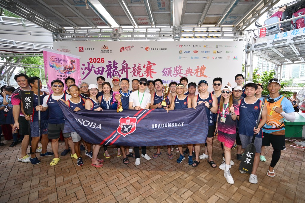 星島新聞集團主席蔡加讚(圖中白衫),聯同沙田龍舟競賽委員會主席蔡加敏(前排右三)與奪冠的拔萃舊生會合照。 星島新聞集團主席蔡加讚(圖中白衫),聯同沙田龍舟競賽委員會主席蔡加敏(前排右三)與奪冠的拔萃舊生會合照。