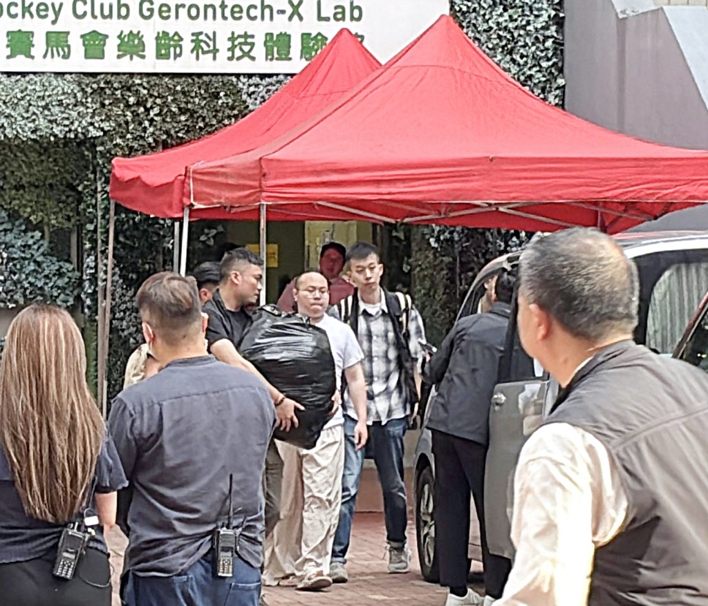 探員帶走一批證物。徐裕民攝 探員帶走一批證物。徐裕民攝