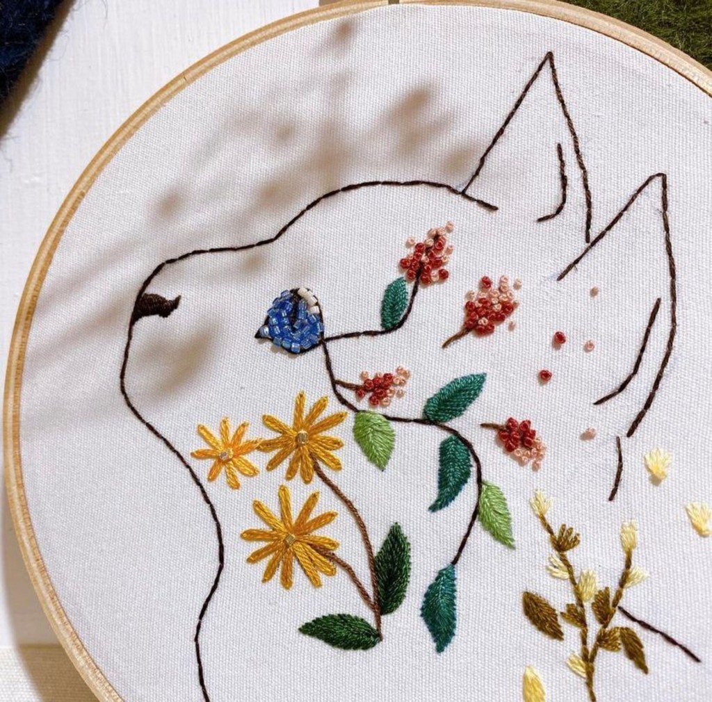 Camilla将猫和花叶植物的刺绣图案，融为一体，既精致又可爱！
