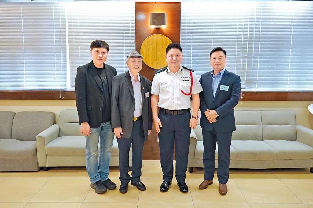 荃灣商會理事長朱德榮(左一)及荃灣警區助理指揮官(刑事)陳國豪警司(右一)出席推廣「護荃民計畫」活動。