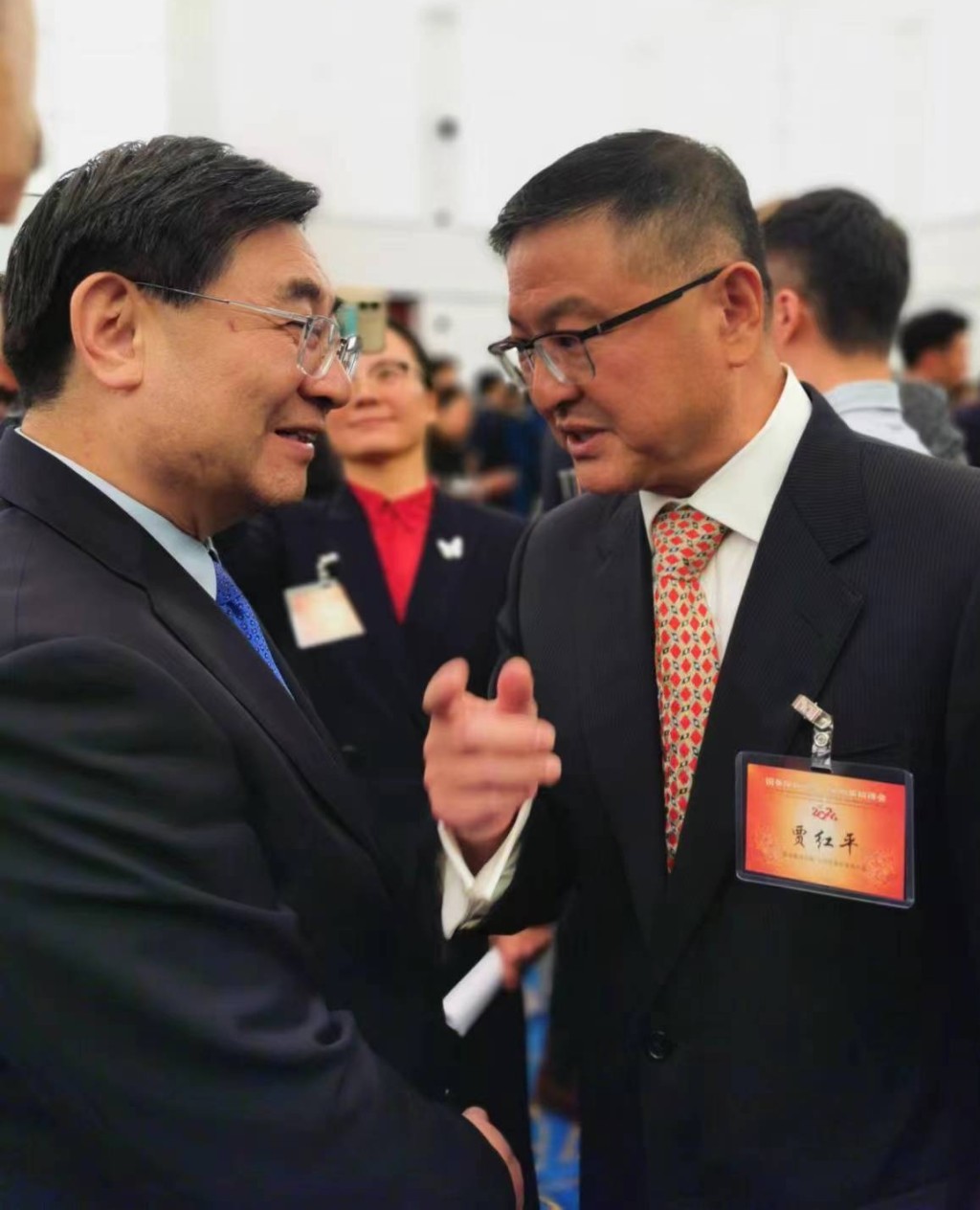 中宣部常務副部長胡和平（左）同星島新聞集團北京代表處首席代表賈紅平交流。楊浚源攝