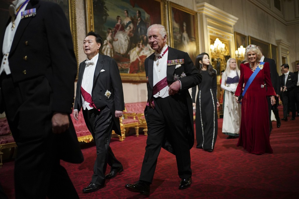英皇查理斯三世21日晚在白金汉宫举行晚宴，迎接尹锡悦夫妇与南韩嘉宾。AP