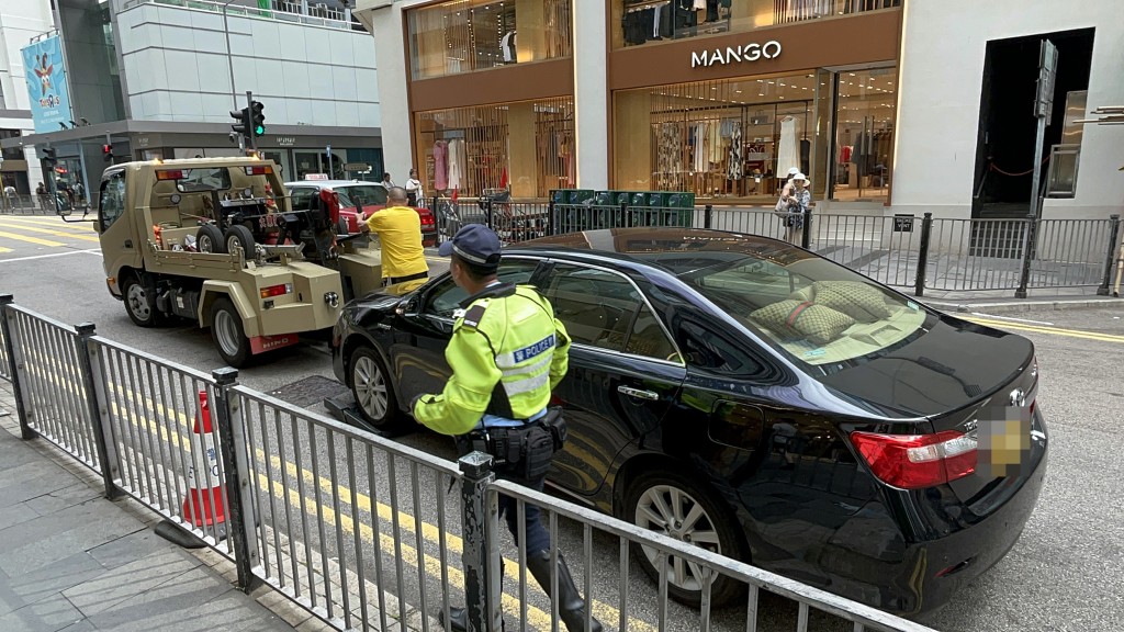 涉案車輛被拖走。楊偉亨攝 涉案車輛被拖走。楊偉亨攝