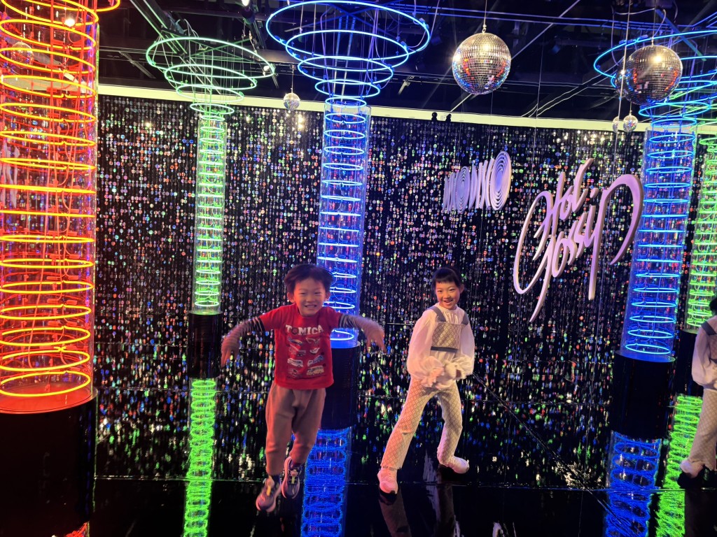 小朋友雖然未去過Disco，但聽着跳舞音樂、配合璀璨燈光，也不禁在舞池跳躍起舞。（圖片來源：《親子王》）