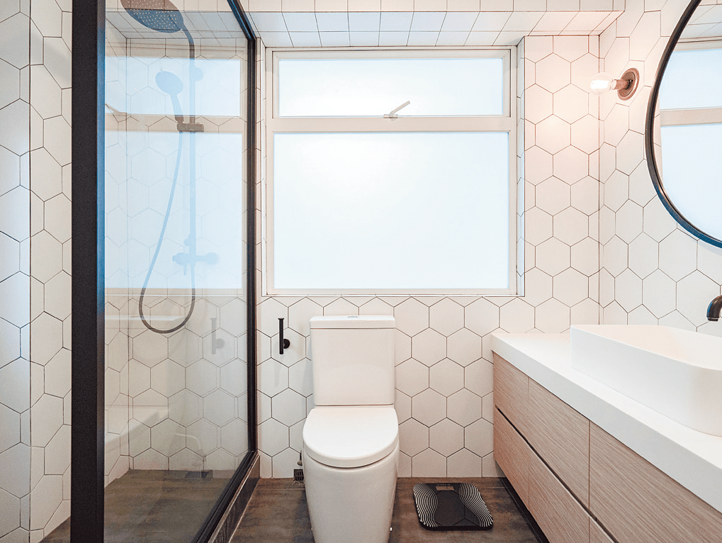 浴室家具齐全，设有独立淋浴间，保持乾湿分离。
