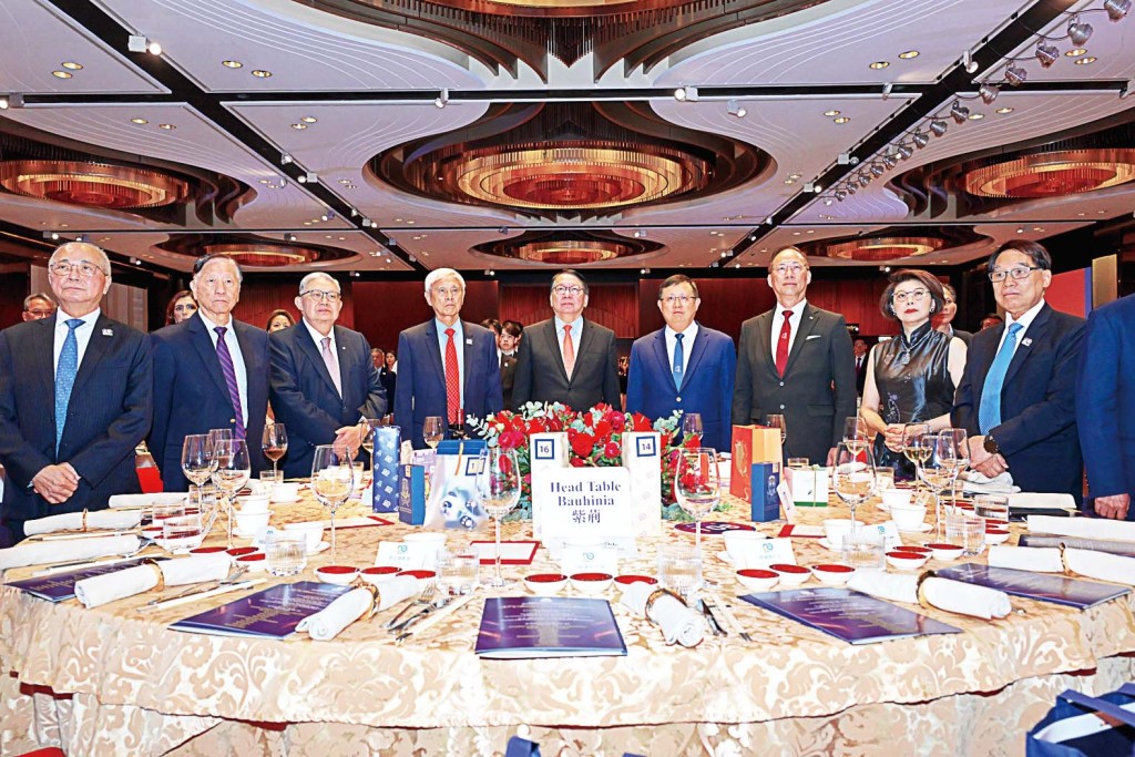 20周年校慶晚宴主要嘉賓(左起)教育局前局長吳克儉、香港浸會大學前校長吳清輝教授、香港浸會大學校董會暨諮議會前主席鄭恩基、王錦輝中小學校監傅浩堅教授、政務司司長陳國基、香港浸會大學校董會暨諮議會主席黃英豪、香港浸會大學校長衞炳江教授、資深大律師譚允芝、香港浸會大學前校長陳新滋教授。 20周年校慶晚宴主要嘉賓(左起)教育局前局長吳克儉、香港浸會大學前校長吳清輝教授、香港浸會大學校董會暨諮議會前主席鄭恩基、王錦輝中小學校監傅浩堅教授、政務司司長陳國基、香港浸會大學校董會暨諮議會主席黃英豪、香港浸會大學校長衞炳江教授、資深大律師譚允芝、香港浸會大學前校長陳新滋教授。