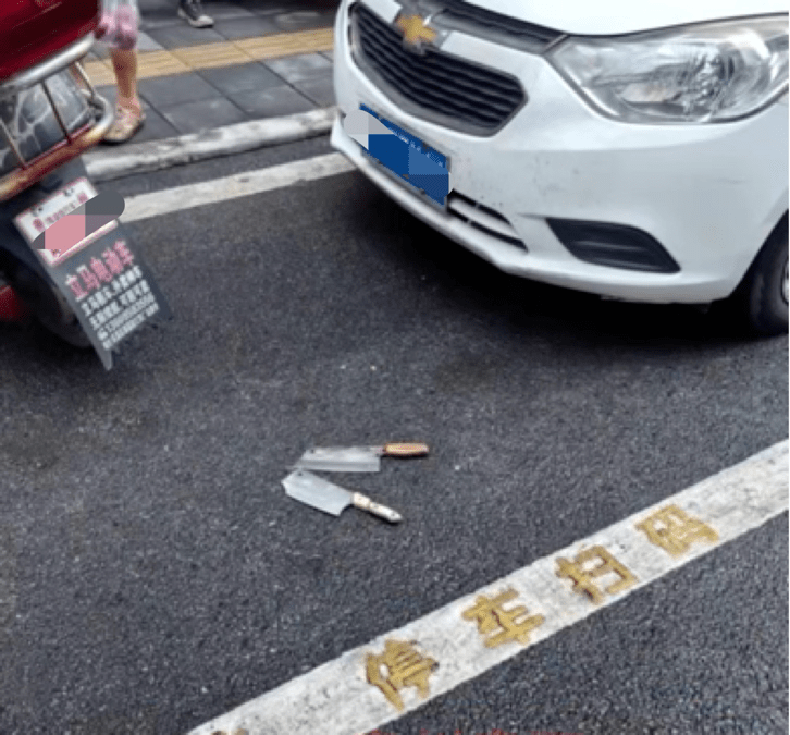 貴陽街頭兩把菜刀突然從天而降,險砸中路人。大風新聞 貴陽街頭兩把菜刀突然從天而降,險砸中路人。大風新聞
