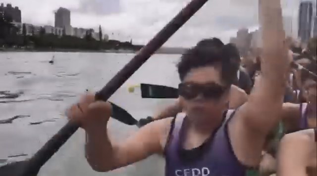 沙田城門河今日亦有一艘龍舟在比賽期間遭另一艘龍舟直撞,導致船上眾人東歪西倒。網上片段截圖 沙田城門河今日亦有一艘龍舟在比賽期間遭另一艘龍舟直撞,導致船上眾人東歪西倒。網上片段截圖