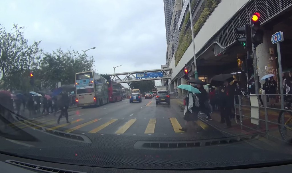 行車燈號轉為紅燈，行人過路。fb車cam L（香港群組）影片截圖