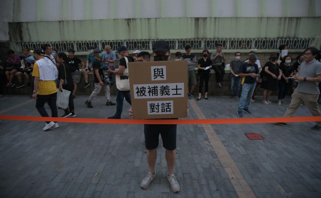 有人要求林鄭與被捕人士對話。