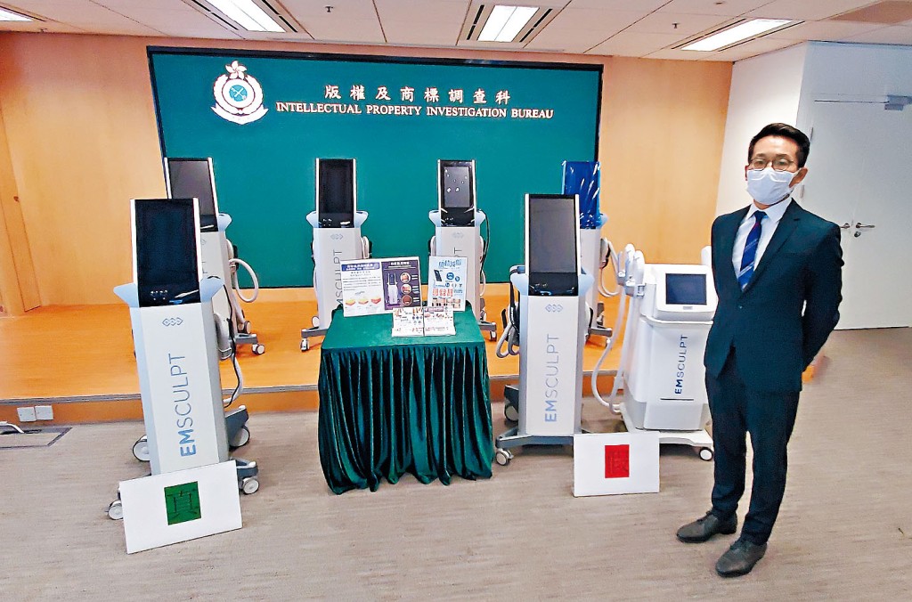 ■海關指揮官曾建邦指真（左）假（右）瘦身儀器的價錢相差二十倍至六十多倍。