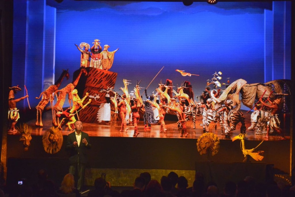 3位主角穿上戏服亮相表演一段曲目获全场掌声。