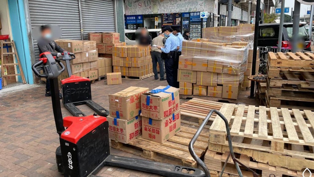 西區警區警務人員今天前往「海味街」視察,發現有人將大批貨物放置於海味店對開馬路阻礙行車,隨時指示店鋪負責人將貨物搬回店內。 警方提供