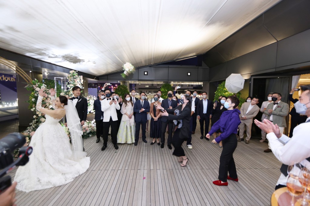 婚礼最后的抛花球环节，只有在场两位单身女士朱晨丽及江美仪参与。