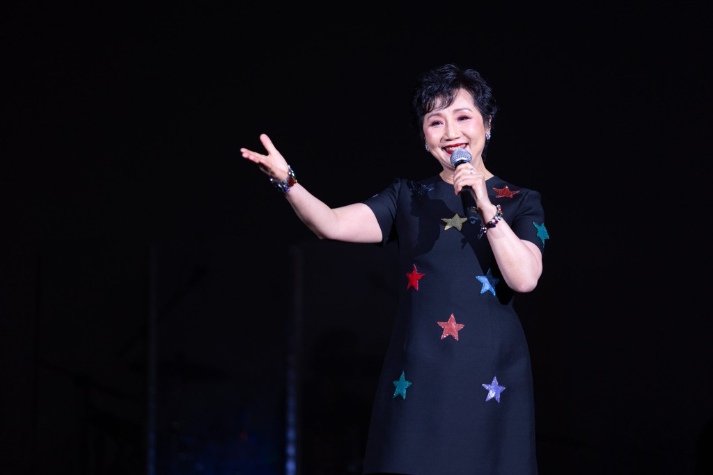 张德兰日前在郑国江演唱会演出。