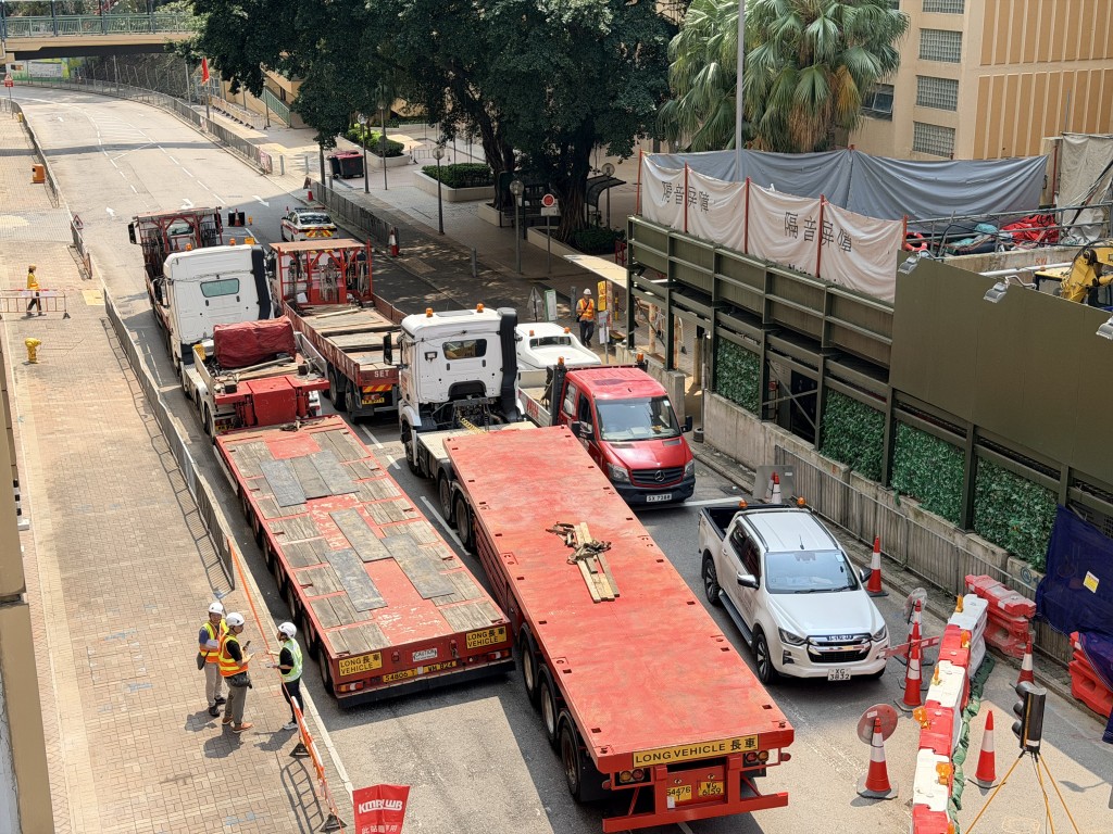 多輛貨櫃車在場。