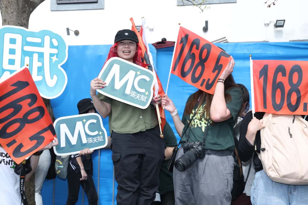 沒有「鏡粉」,MC「賦二代」粉絲受訪時指,昂坪市集鬆動了。 沒有「鏡粉」,MC「賦二代」粉絲受訪時指,昂坪市集鬆動了。