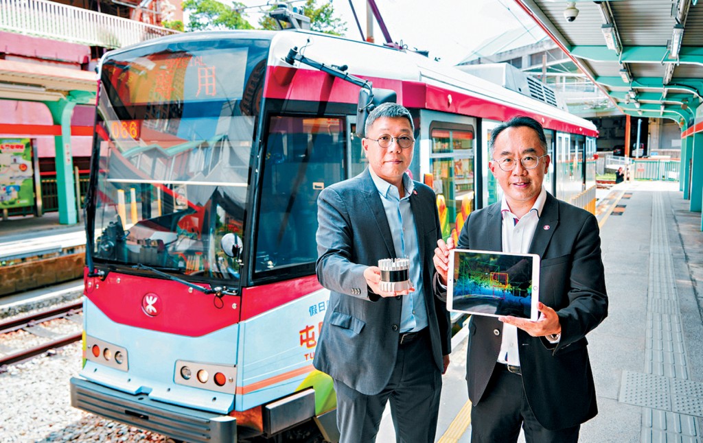 「樹木監察系統」可透過光學雷達收集鐵路沿線樹木的數據,再進行人工智能分析,以加強預防性樹木管理。右起:港鐵公司車務工程服務及創科總管陳慶強、港鐵公司營運主管(屯馬線,輕鐵及巴士)陳志雄。