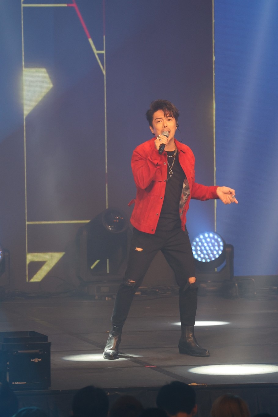 郑梓浩在《中年好声音2》演唱会中再唱比赛时的金曲《特别的爱给特别的你》。