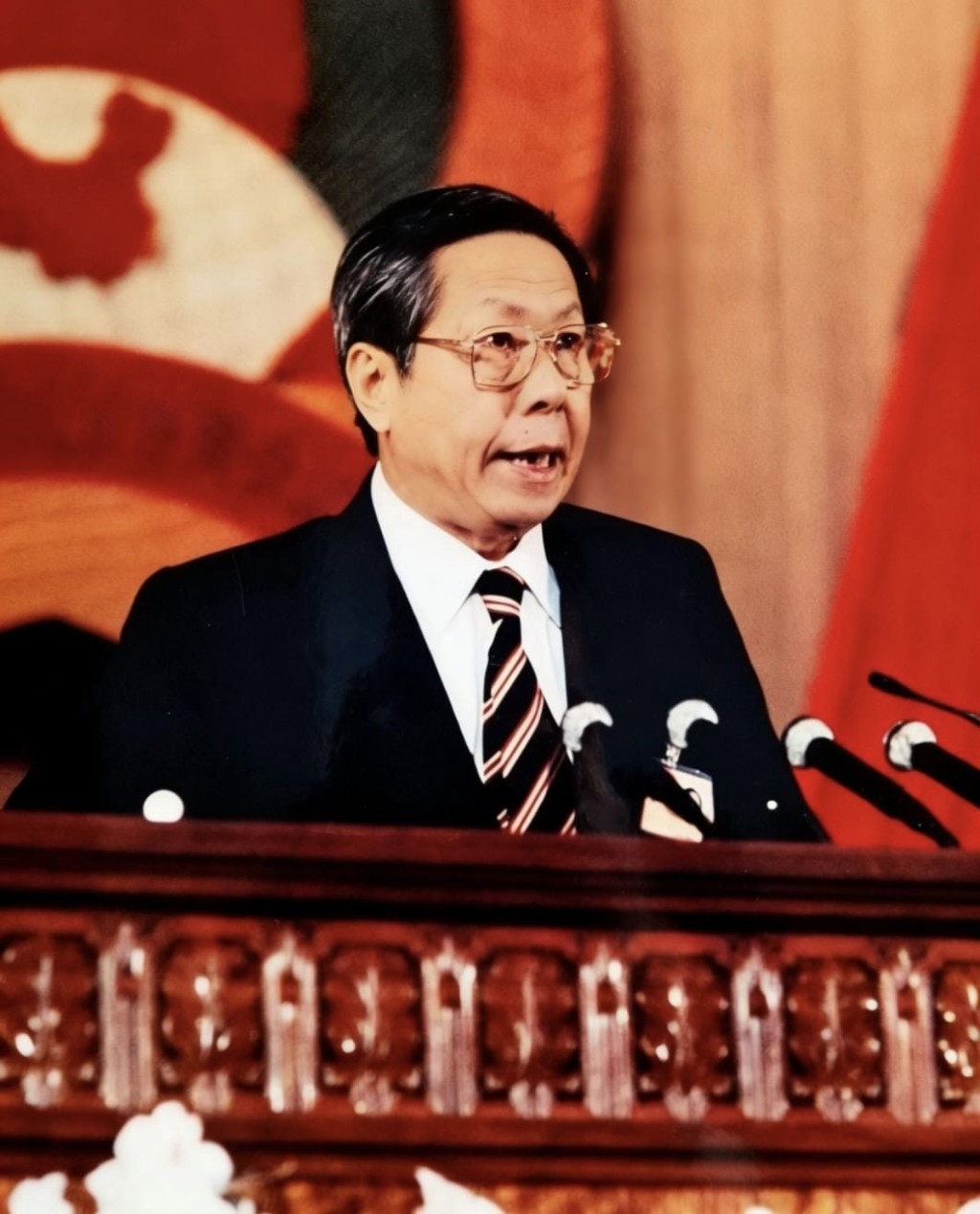 施榮懷的父親施子清於31年前、即1995年的全國政協大會上亦有發言。施榮懷提供