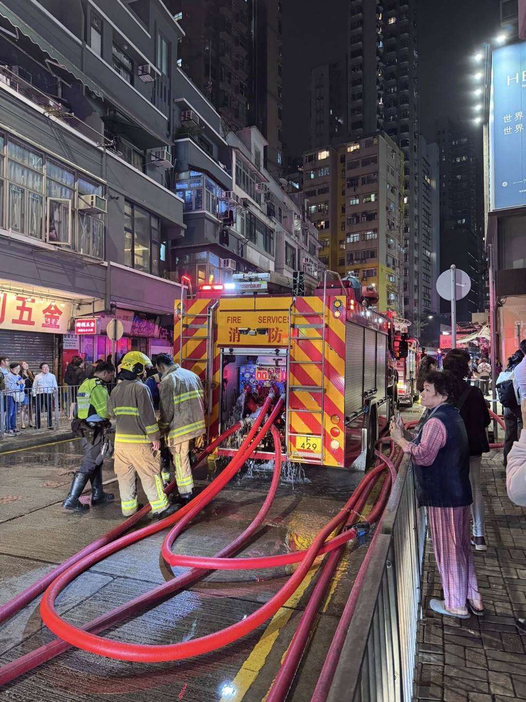 多名居民疏散到安全位置。網上圖片