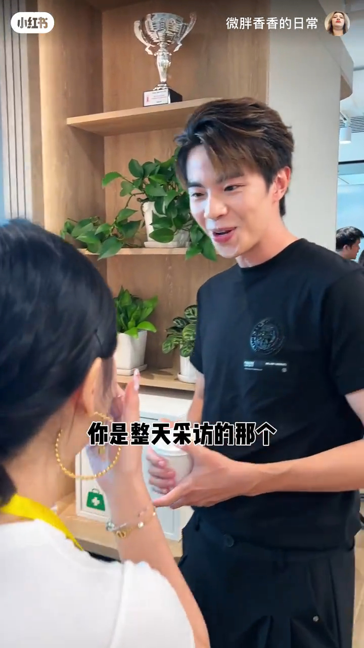 於香港的發布會,林正峰告訴香香有看她的視頻。 於香港的發布會,林正峰告訴香香有看她的視頻。