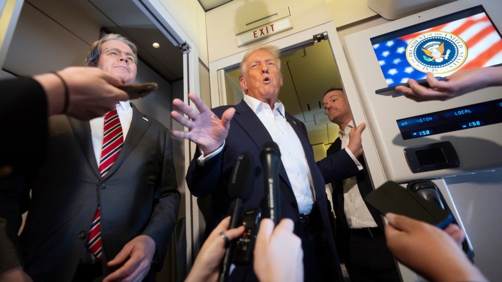 特朗普在空軍一號上受訪。 美聯社