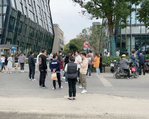 上海有民眾在地震後跑落樓。網上圖片