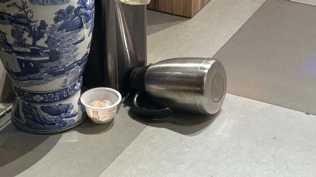 店內雜物倒在地上。