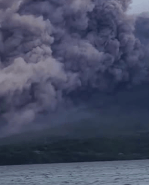 位于日本鹿儿岛县的著名地标樱岛火山，周日（7日）清晨突然大爆发，密集狂喷火山灰长达一小时，滚滚浓烟一度冲上1,300公尺高空。X@WeatherMonitor（下同）