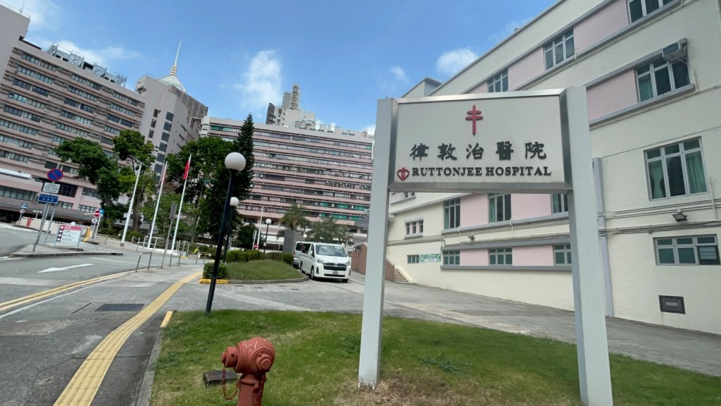 沈振盈於灣仔街頭暈倒，送律敦治醫院搶救後不治。楊偉亨攝