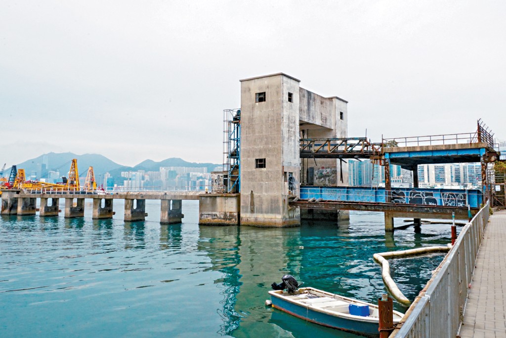 九龍城汽車渡輪碼頭於1998年起停用，是本港的二級歷史建築。