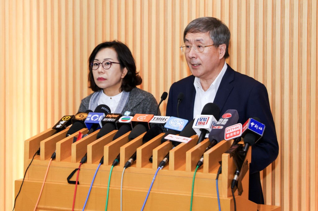 政務司副司長卓永興講述業主特別補助金的安排。資料圖片