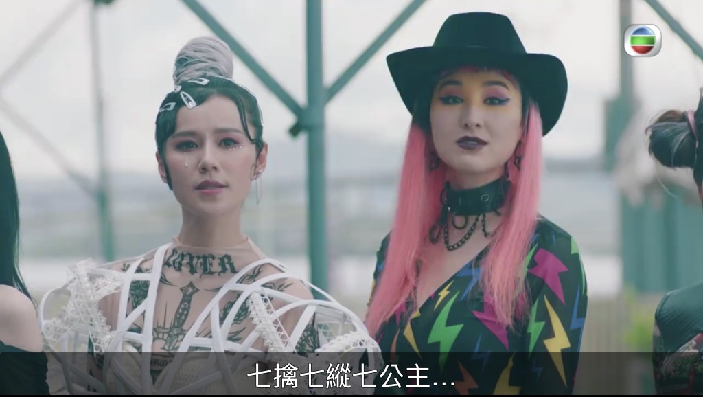 黃翠如的造型十分誇張。