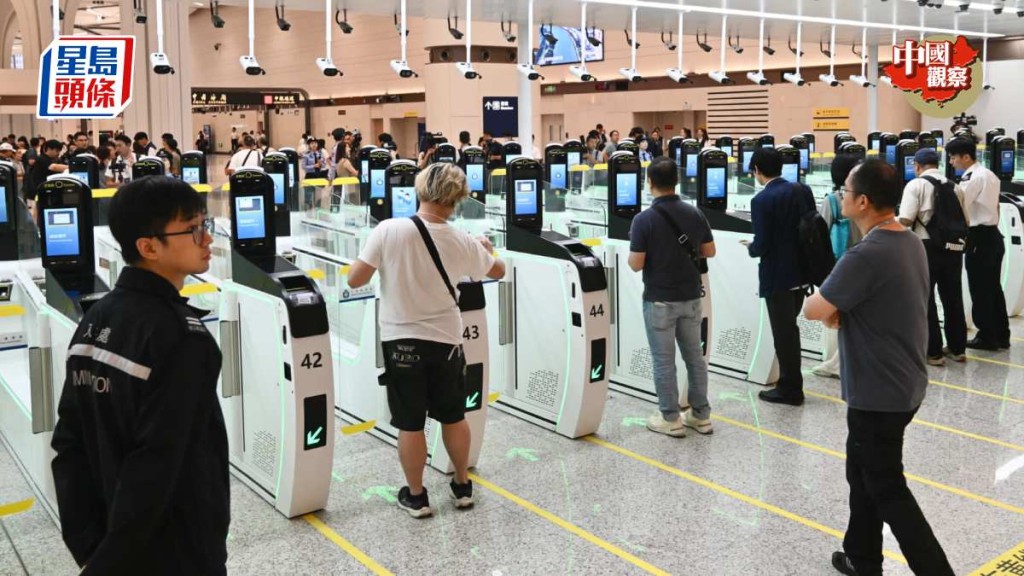 新皇岗口岸采用「合作查验，一次放行」模式，24小时通关。